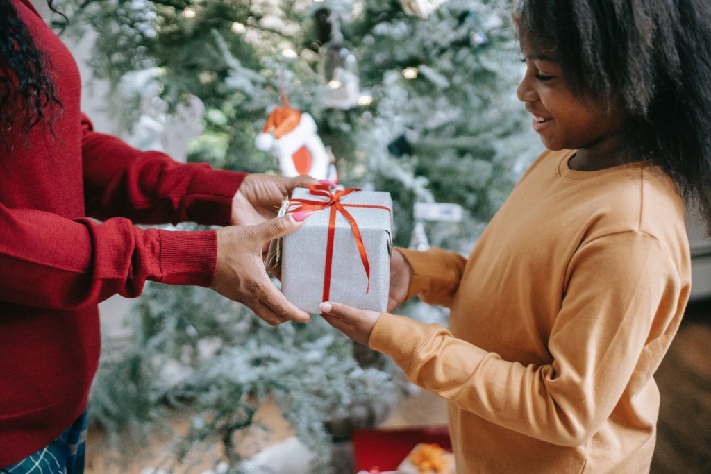 wrapping-tips-for-presents-under-prelit-christmas-trees